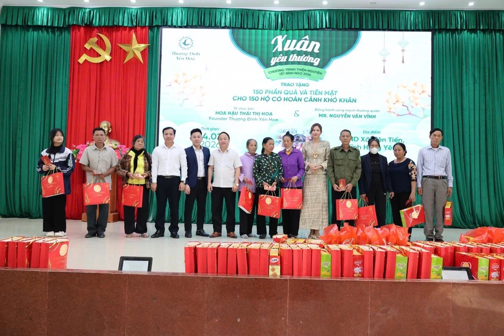 Hoa hậu Thị Hoa trao 150 phần quà thiện nguyện tại Hưng Yên - Ảnh 2.