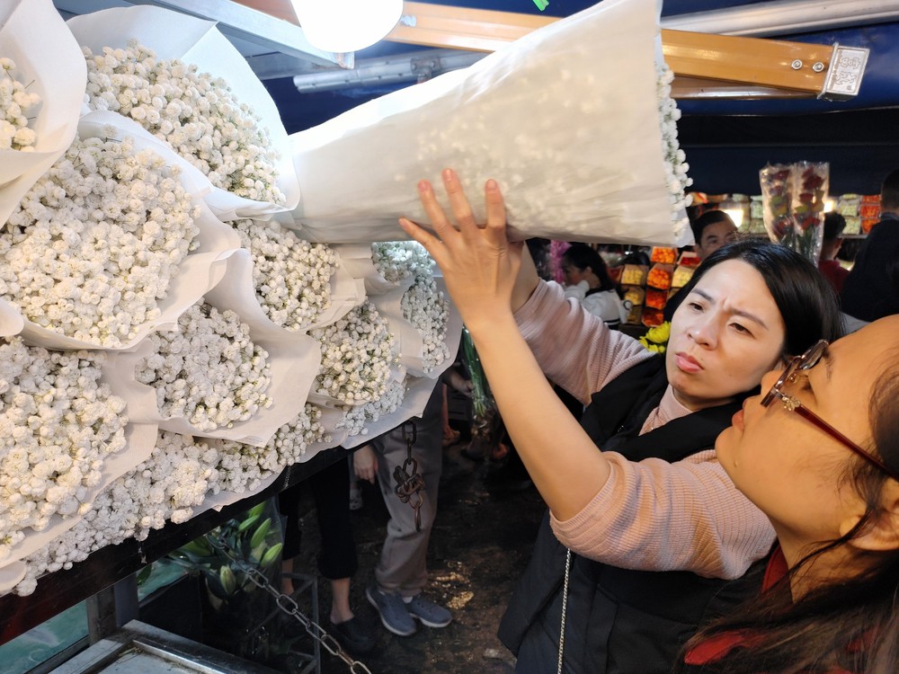 Đi chợ hoa đêm để được 'chạm' vào Tết - Ảnh 2.