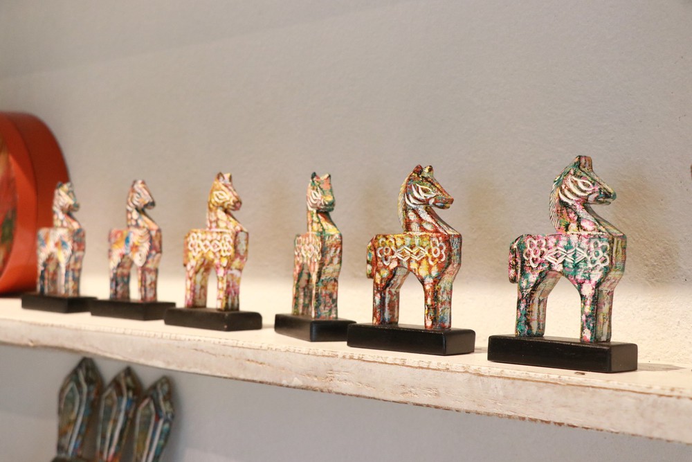 Linh vật ngựa viết tiếp hành trình hồi sinh từ củi lũ - Ảnh 2.