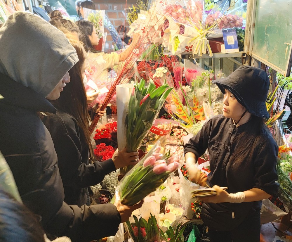 Đi chợ hoa đêm để được 'chạm' vào Tết - Ảnh 3.