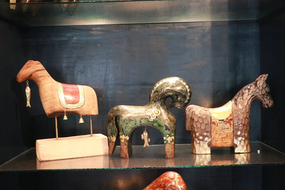 Linh vật ngựa viết tiếp hành trình hồi sinh từ củi lũ - Ảnh 6.