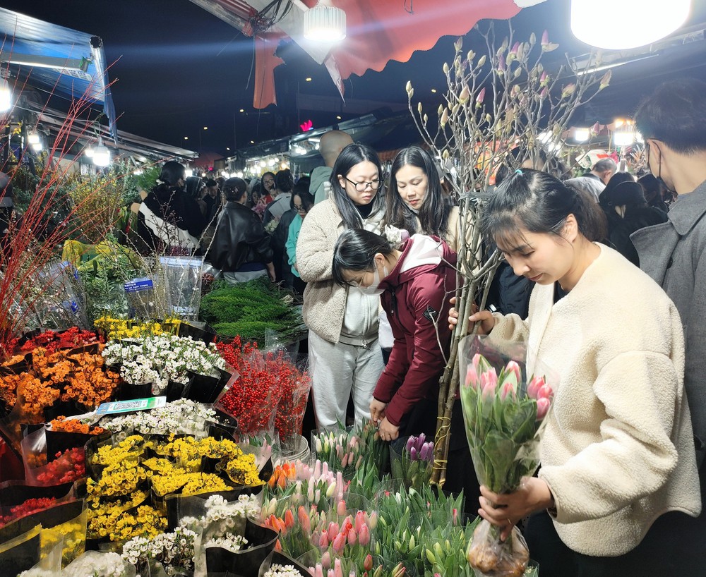 Đi chợ hoa đêm để được 'chạm' vào Tết - Ảnh 6.