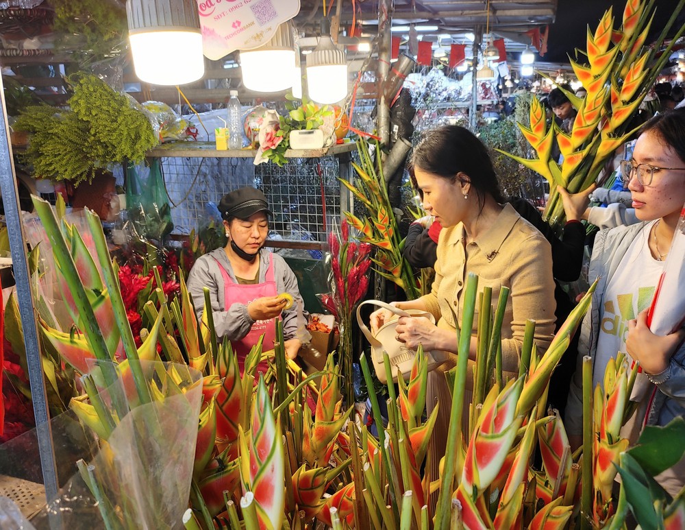 Đi chợ hoa đêm để được 'chạm' vào Tết - Ảnh 7.