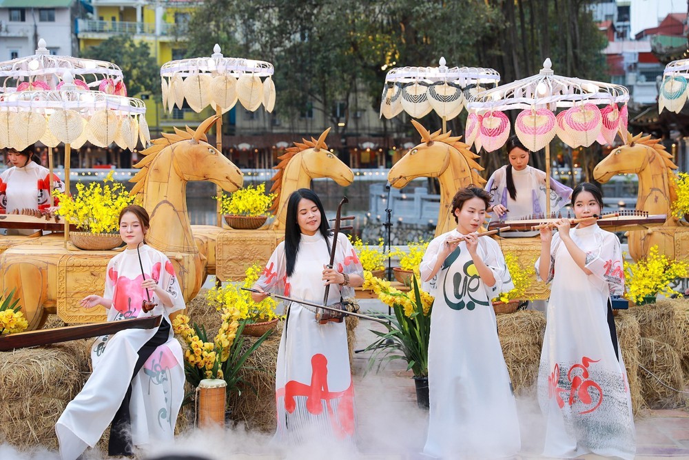 Tết Bính Ngọ: Xem gì, chơi gì tại Thủ đô - Ảnh 2.