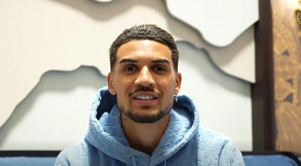 Đỗ Hoàng Hên sắm Tết, gửi lời chúc bằng tiếng Việt tới CĐV Việt Nam - Ảnh 3.