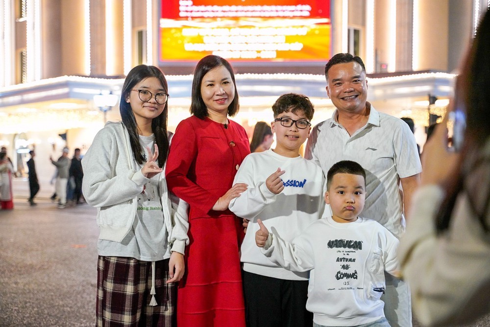 Không khí ấm áp trước thềm năm mới Bính Ngọ tại Hà Nội - Ảnh 1.