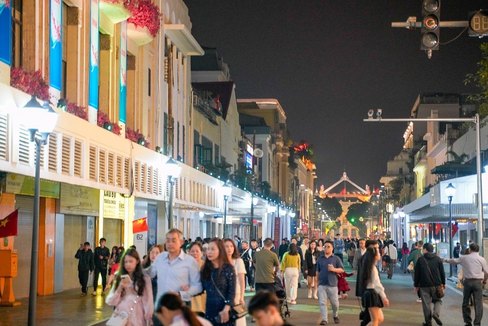 Không khí ấm áp trước thềm năm mới Bính Ngọ tại Hà Nội - Ảnh 2.