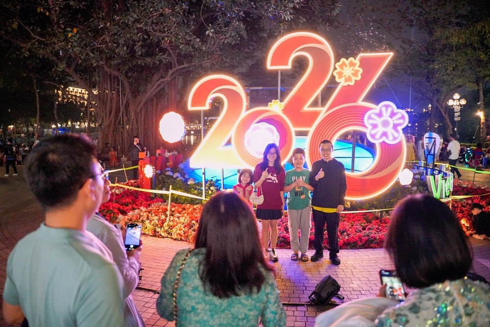 Không khí ấm áp trước thềm năm mới Bính Ngọ tại Hà Nội - Ảnh 3.