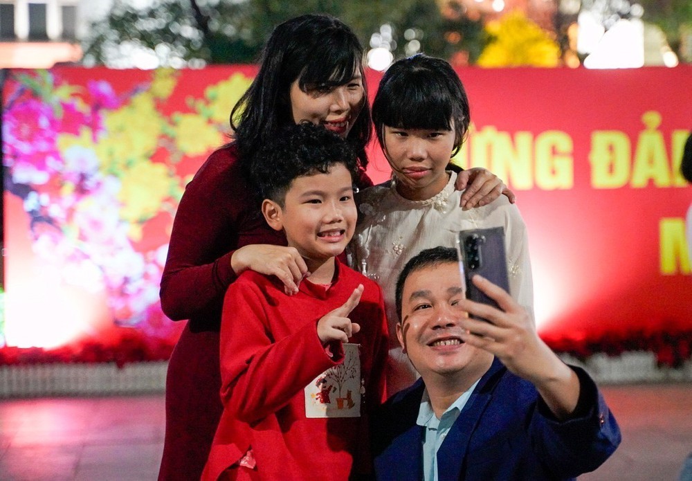 Không khí ấm áp trước thềm năm mới Bính Ngọ tại Hà Nội - Ảnh 4.