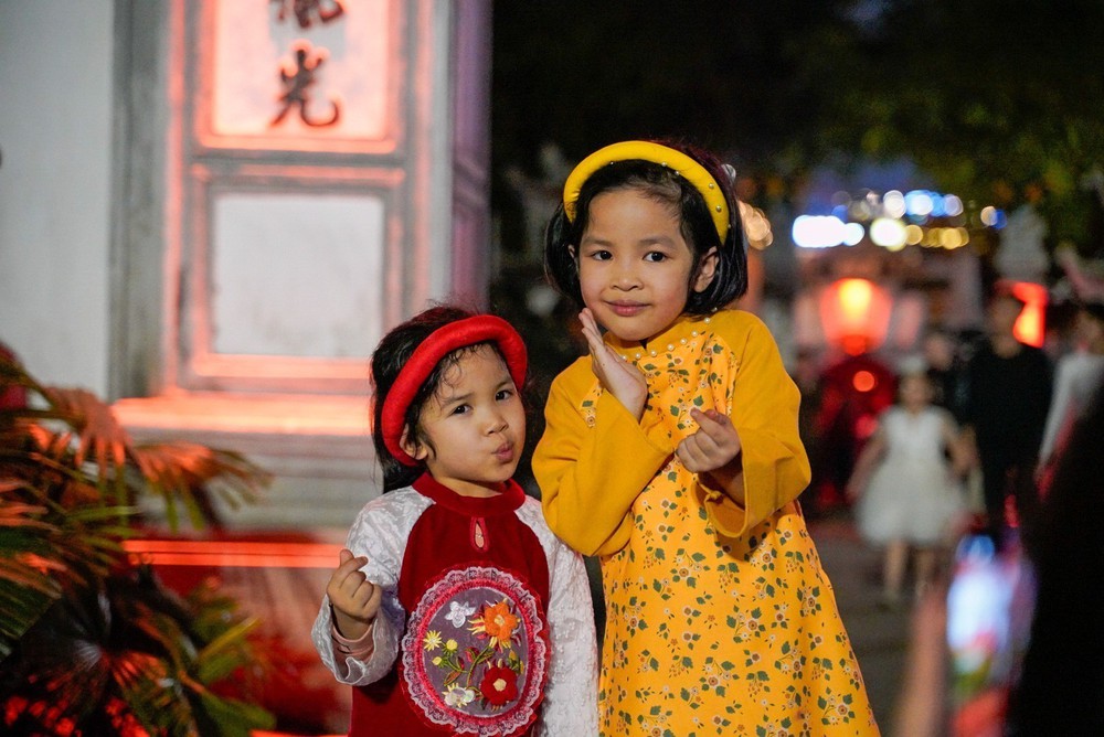 Không khí ấm áp trước thềm năm mới Bính Ngọ tại Hà Nội - Ảnh 5.