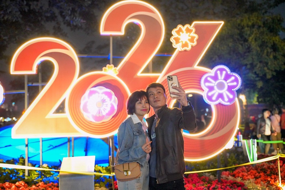 Không khí ấm áp trước thềm năm mới Bính Ngọ tại Hà Nội - Ảnh 6.