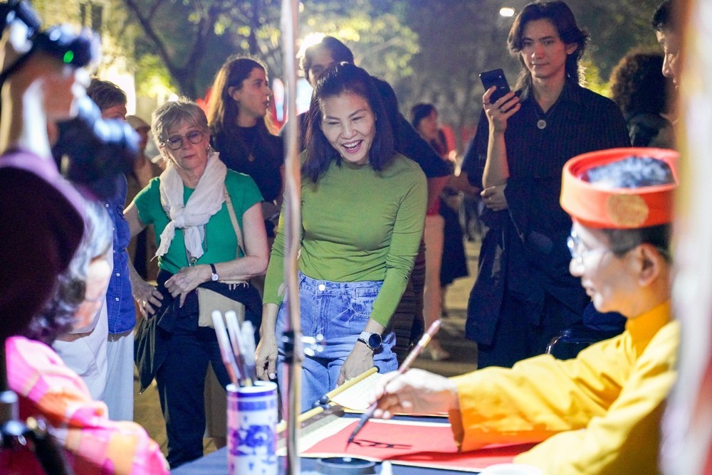 Không khí ấm áp trước thềm năm mới Bính Ngọ tại Hà Nội - Ảnh 7.