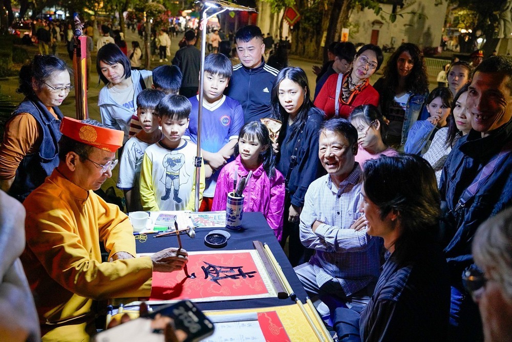 Không khí ấm áp trước thềm năm mới Bính Ngọ tại Hà Nội - Ảnh 8.