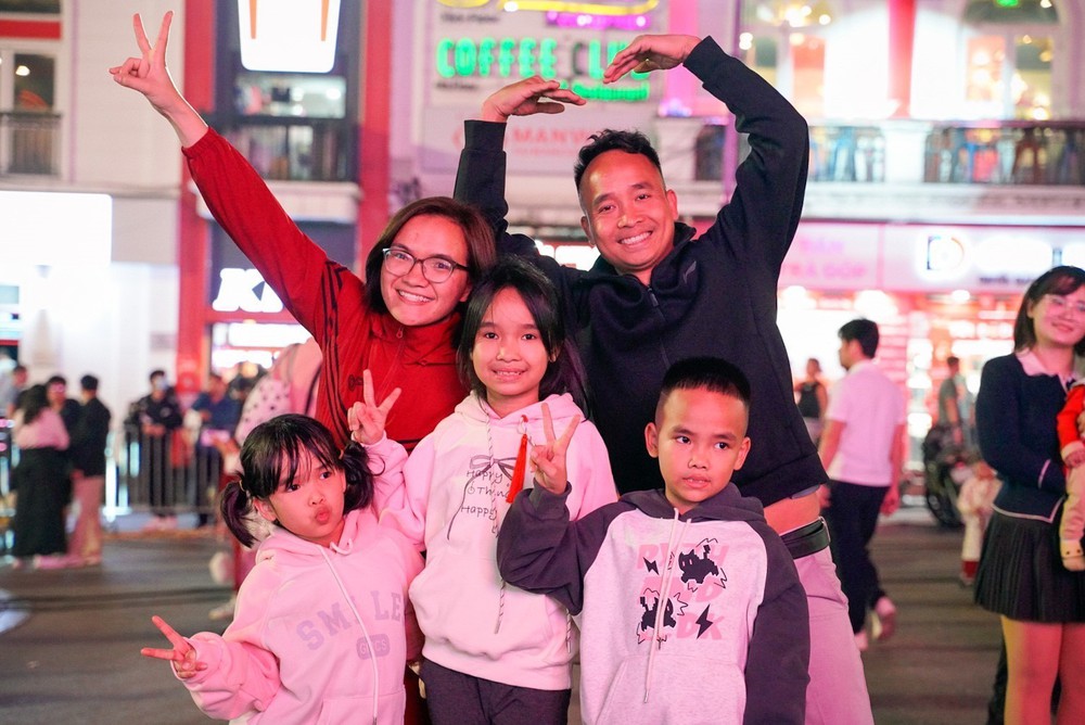 Không khí ấm áp trước thềm năm mới Bính Ngọ tại Hà Nội - Ảnh 9.