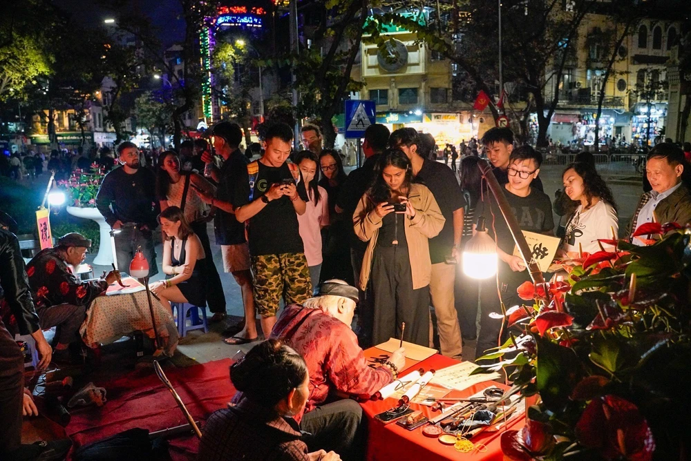 Không khí ấm áp trước thềm năm mới Bính Ngọ tại Hà Nội - Ảnh 11.