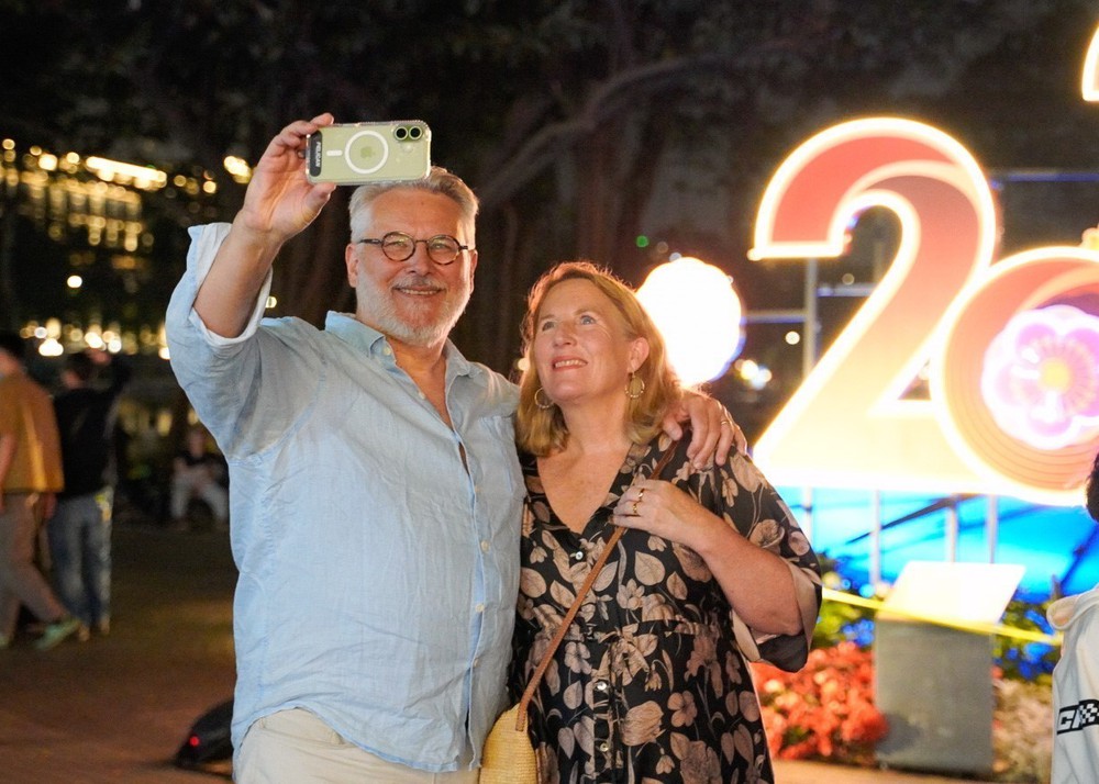 Không khí ấm áp trước thềm năm mới Bính Ngọ tại Hà Nội - Ảnh 12.