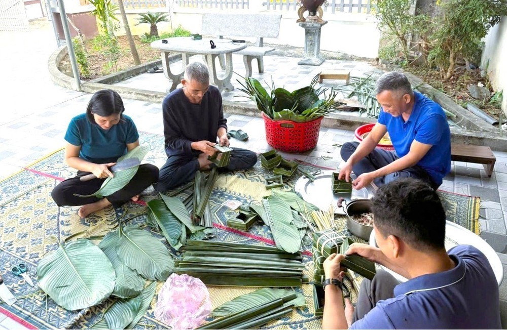 Gói bánh chưng khuôn lá dừa - nét đẹp văn hóa truyền thống của cư dân làng biển Diễn Châu - Ảnh 2.