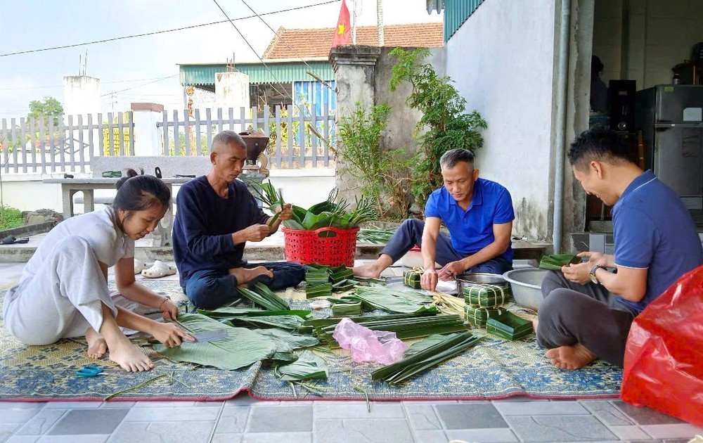 Gói bánh chưng khuôn lá dừa - nét đẹp văn hóa truyền thống của cư dân làng biển Diễn Châu - Ảnh 1.