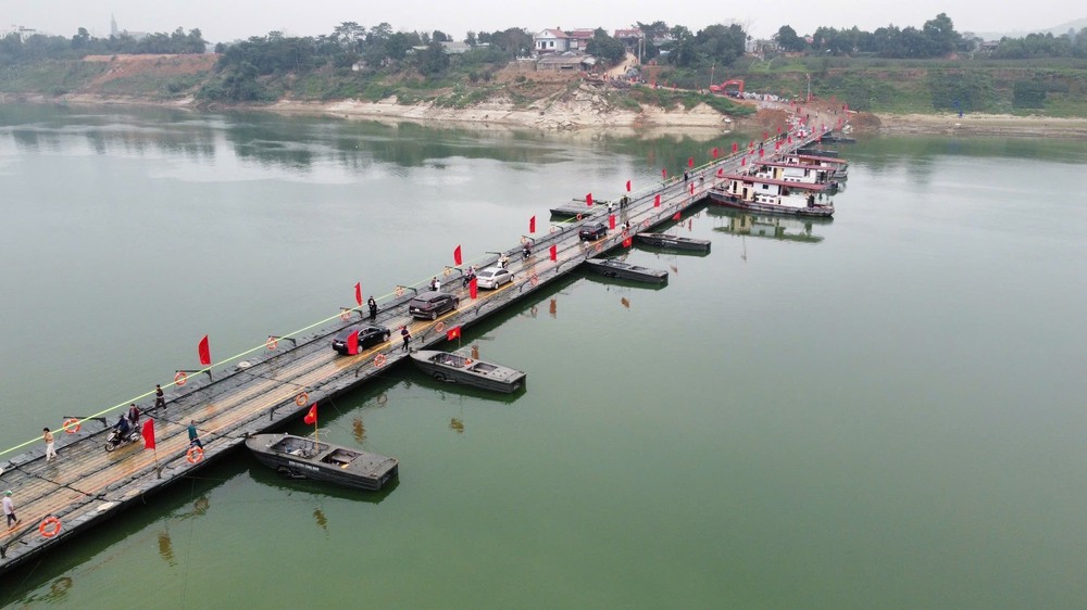 Thông xe cầu phao Đoan Hùng bắc qua sông Lô - Ảnh 2.