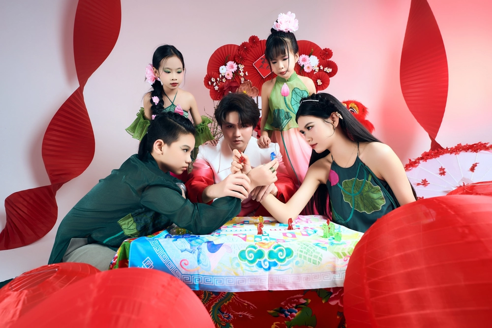 Siêu mẫu nhí Chu Việt Nam tái hiện trò chơi dân gian trong bộ ảnh đặc biệt - Ảnh 2.