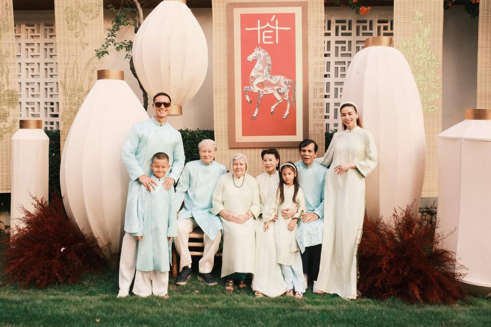 Sơn Tùng M-TP, Hà Hồ, Chi Pu,... cùng dàn sao Việt khoe sắc ngày mùng 1 Tết - Ảnh 2. Sơn Tùng M-TP, Hà Hồ, Chi Pu,... cùng dàn sao Việt khoe sắc ngày mùng 1 Tết - Ảnh 2.