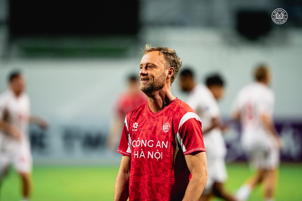 HLV Polking: 'Mọi thứ chưa kết thúc, chúng tôi sẽ tiếp tục chiến đấu' - Ảnh 1. HLV Polking: 'Mọi thứ chưa kết thúc, chúng tôi sẽ tiếp tục chiến đấu' - Ảnh 1.