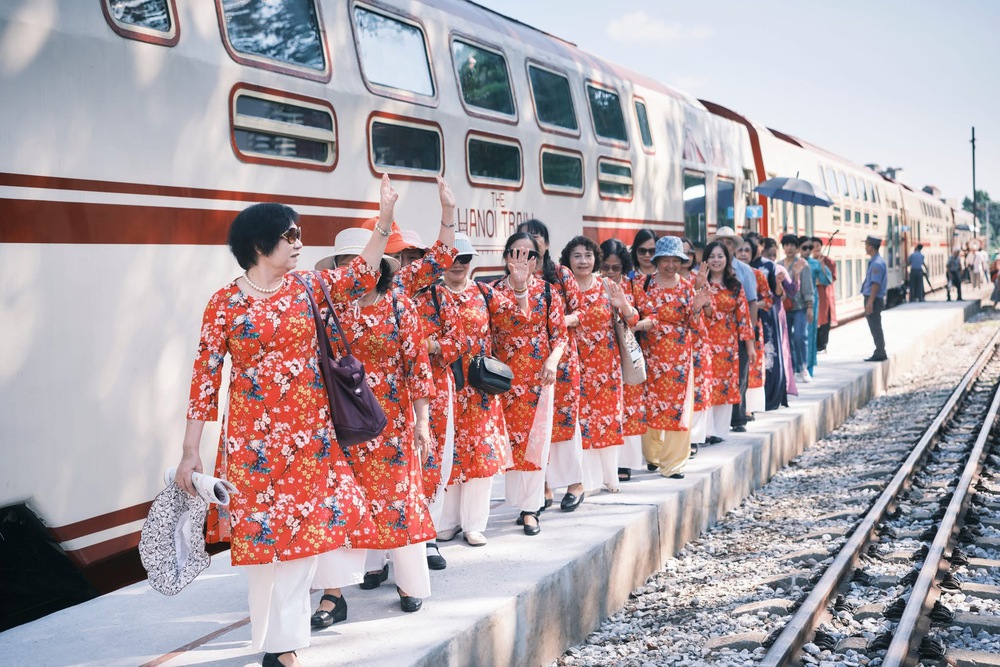 Hành trình du lịch văn hóa "Chở mùa xuân về" với The Hanoi Train  - Ảnh 2.