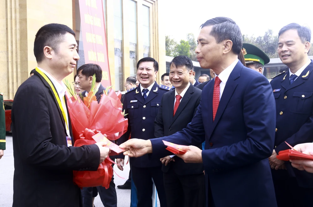 Cửa khẩu quốc tế Móng Cái nhộn nhịp đón khách du lịch "xông đất" đầu năm - Ảnh 2. Cửa khẩu quốc tế Móng Cái nhộn nhịp đón khách du lịch "xông đất" đầu năm - Ảnh 2.