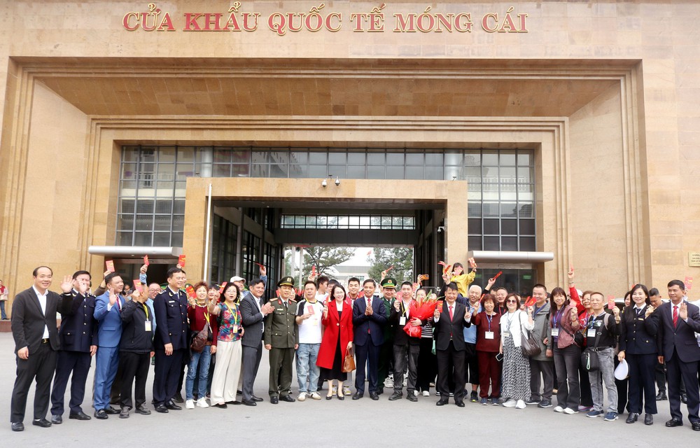 Cửa khẩu quốc tế Móng Cái nhộn nhịp đón khách du lịch "xông đất" đầu năm - Ảnh 3. Cửa khẩu quốc tế Móng Cái nhộn nhịp đón khách du lịch "xông đất" đầu năm - Ảnh 3.