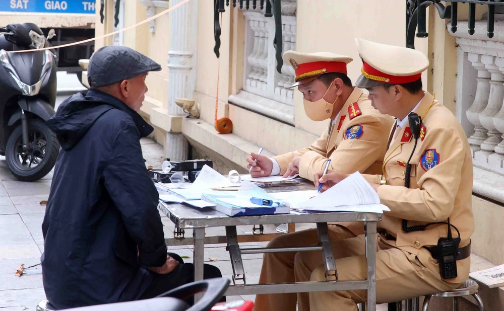 Lực lượng CSGT đồng loạt ra quân kiểm tra nồng độ cồn trong ngày Mùng 1 Tết - Ảnh 8.