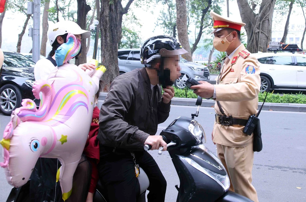 Lực lượng CSGT đồng loạt ra quân kiểm tra nồng độ cồn trong ngày Mùng 1 Tết - Ảnh 7.