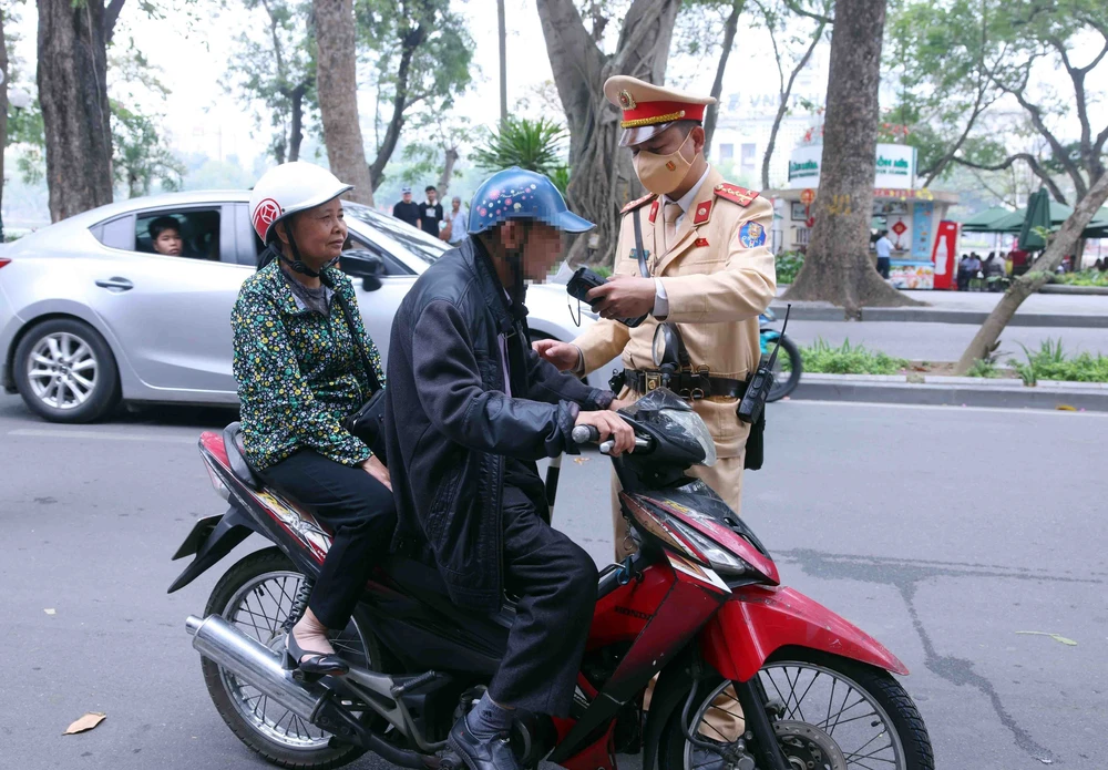 Lực lượng CSGT đồng loạt ra quân kiểm tra nồng độ cồn trong ngày Mùng 1 Tết - Ảnh 6.