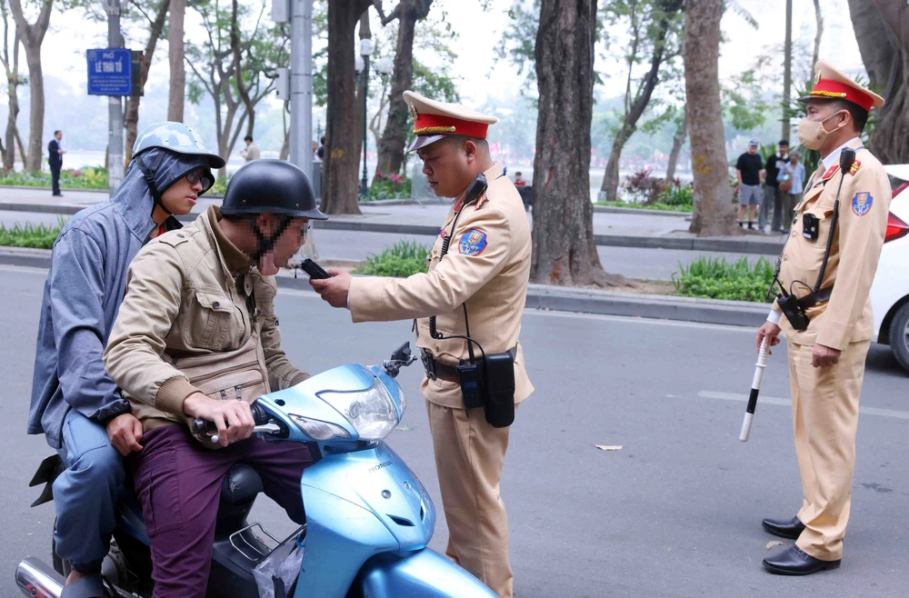 Đồng loạt kiểm tra nồng độ cồn trên toàn quốc từ sáng mùng 1 Tết - Ảnh 1. Đồng loạt kiểm tra nồng độ cồn trên toàn quốc từ sáng mùng 1 Tết - Ảnh 1.