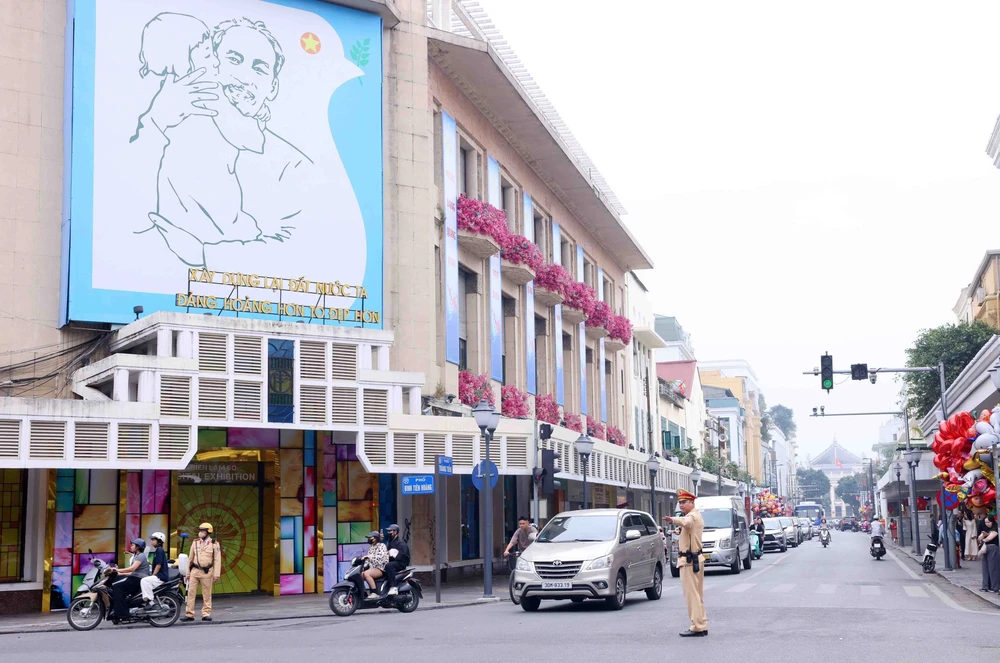 Lực lượng CSGT đồng loạt ra quân kiểm tra nồng độ cồn trong ngày Mùng 1 Tết - Ảnh 1.