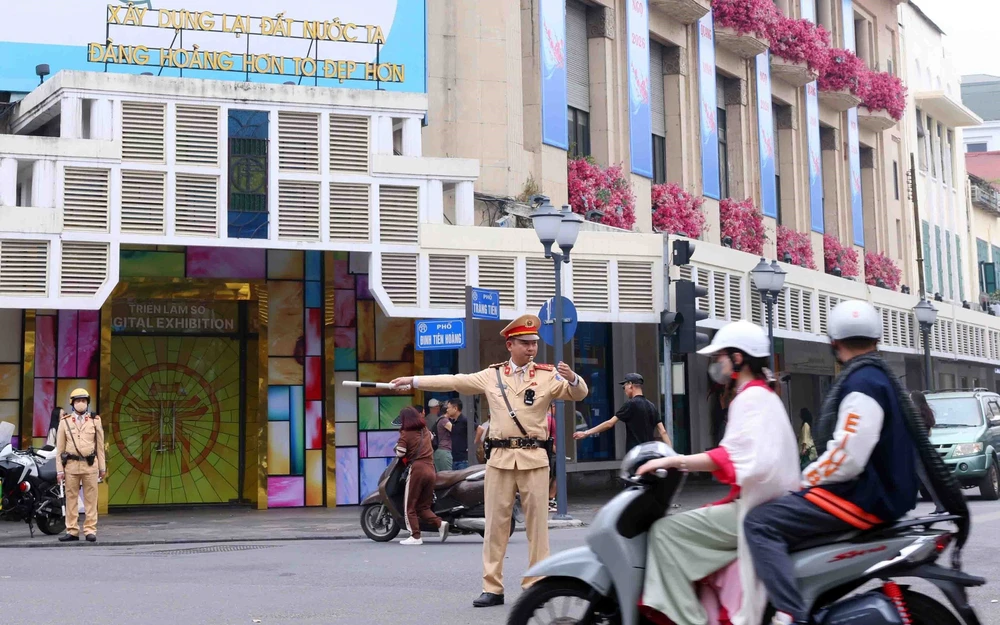 Lực lượng CSGT đồng loạt ra quân kiểm tra nồng độ cồn trong ngày Mùng 1 Tết - Ảnh 2.