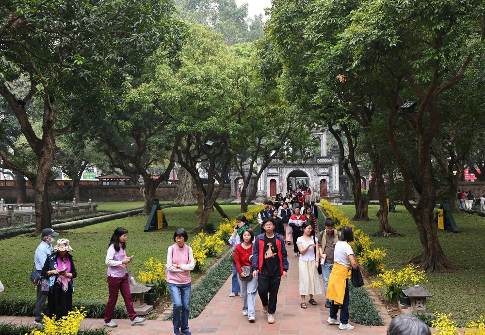 Người dân Thủ đô du Xuân ngày đầu năm Bính Ngọ - Ảnh 1. Người dân Thủ đô du Xuân ngày đầu năm Bính Ngọ - Ảnh 1.