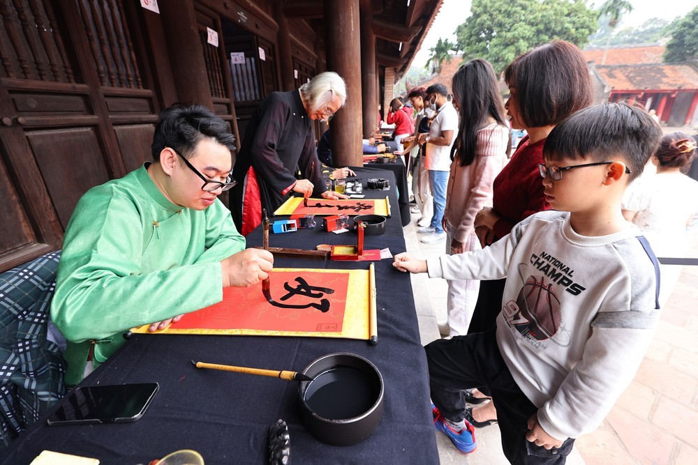 Người dân Thủ đô du Xuân ngày đầu năm Bính Ngọ - Ảnh 4. Người dân Thủ đô du Xuân ngày đầu năm Bính Ngọ - Ảnh 4.