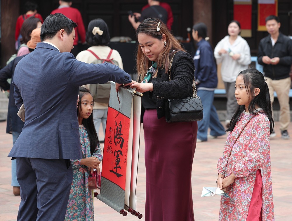 Người dân Thủ đô du Xuân ngày đầu năm Bính Ngọ - Ảnh 5. Người dân Thủ đô du Xuân ngày đầu năm Bính Ngọ - Ảnh 5.