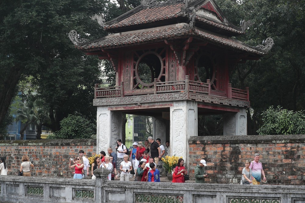 Người dân Thủ đô du Xuân ngày đầu năm Bính Ngọ - Ảnh 11. Người dân Thủ đô du Xuân ngày đầu năm Bính Ngọ - Ảnh 11.