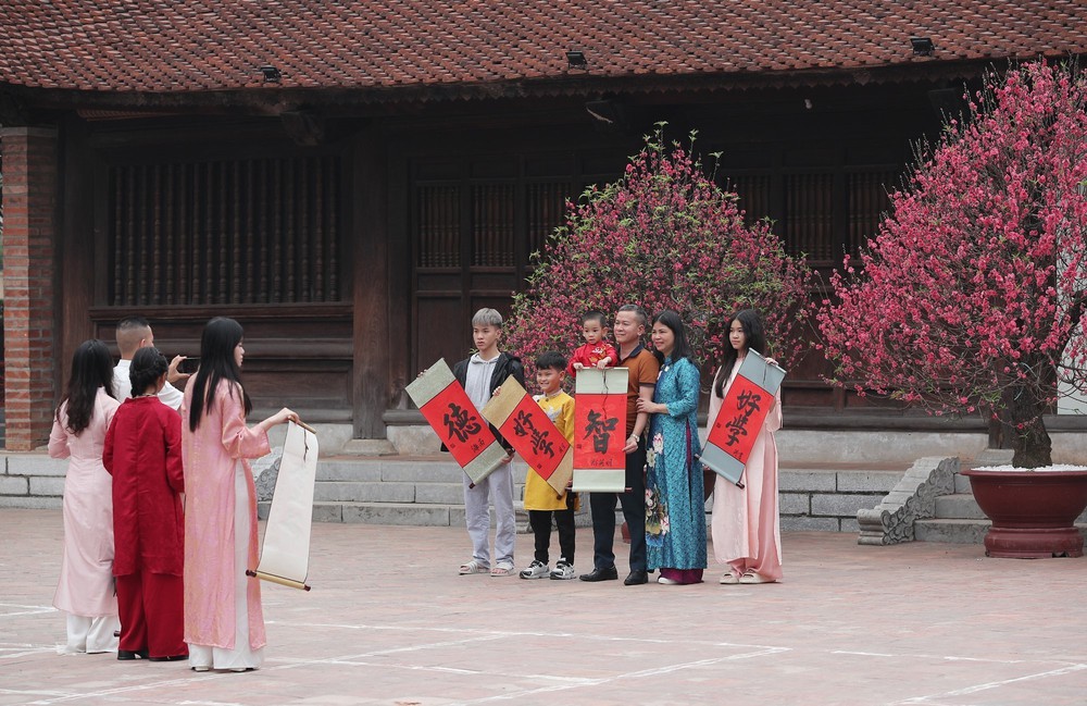 Người dân Thủ đô du Xuân ngày đầu năm Bính Ngọ - Ảnh 8. Người dân Thủ đô du Xuân ngày đầu năm Bính Ngọ - Ảnh 8.