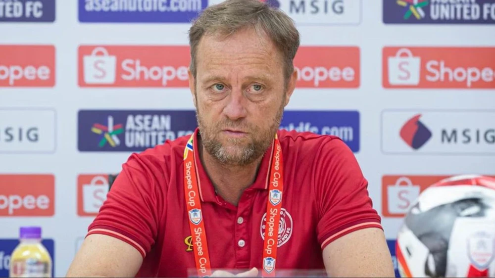 Tin nóng thể thao tối 18/2: HLV CAHN tiếc nuối sau khi bị xử thua đau, Arsenal tổn thất lực lượng - Ảnh 1.