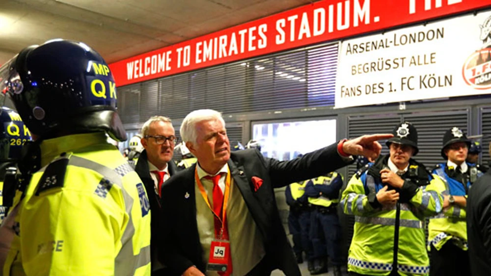 HLV Mikel Arteta nổi giận vì bị thợ săn chữ ký liên tục làm phiền - Ảnh 3.