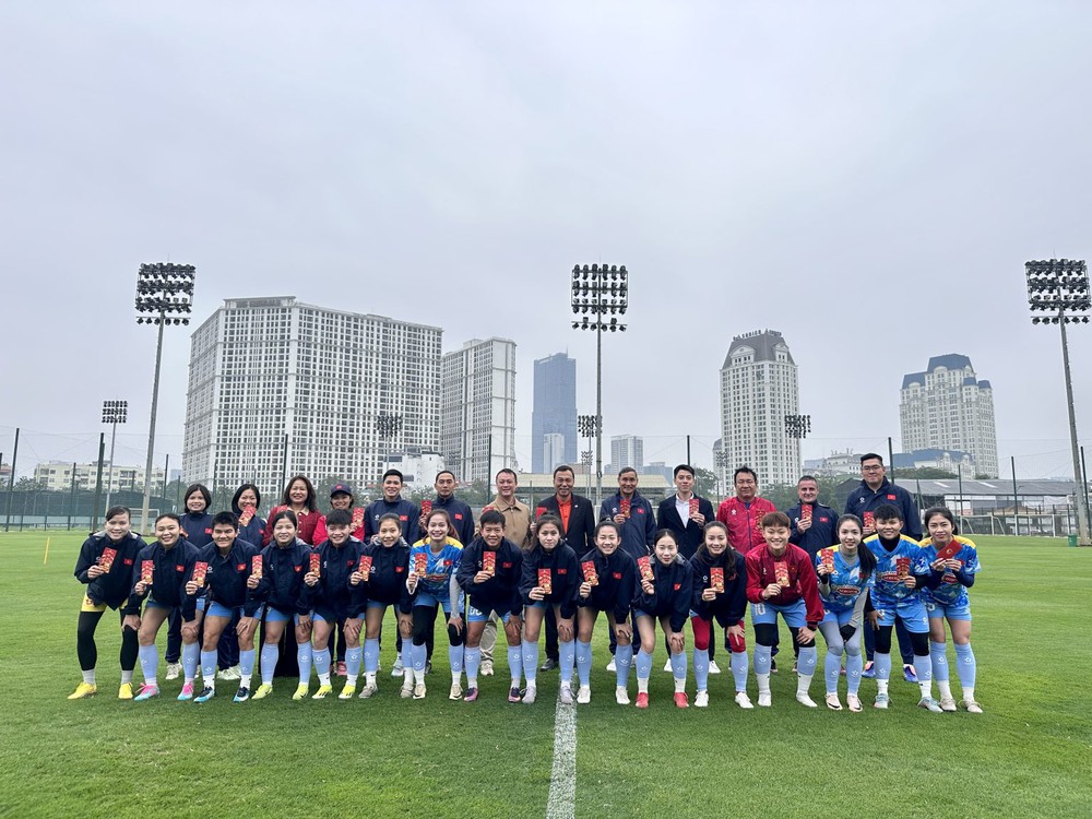 Tập luyện từ chiều mồng 2 Tết, đội tuyển nữ Việt Nam được Chủ tịch VFF khích lệ - Ảnh 2. Tập luyện từ chiều mồng 2 Tết, đội tuyển nữ Việt Nam được Chủ tịch VFF khích lệ - Ảnh 2.