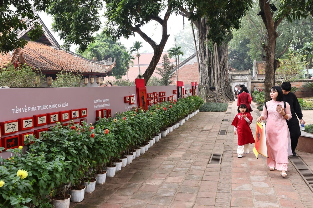 Nét đẹp tục xin chữ, cho chữ đầu Xuân: Lan tỏa tinh thần “Quốc học” trong đời sống hôm nay - Ảnh 4.