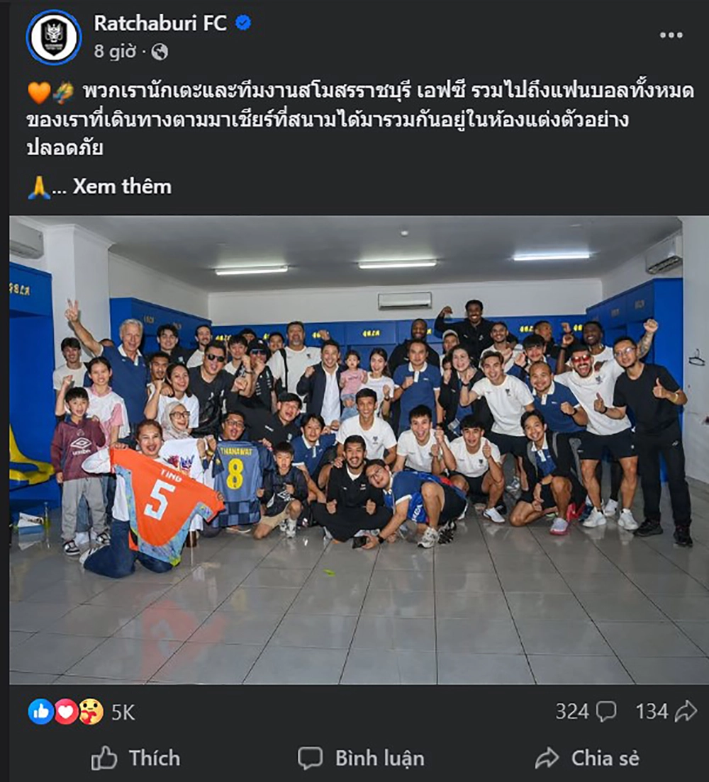 CĐV CLB của Indonesia tràn xuống sân truy đuổi, trọng tài và cầu thủ Thái Lan phải trốn vào phòng thay đồ - Ảnh 3. CĐV CLB của Indonesia tràn xuống sân truy đuổi, trọng tài và cầu thủ Thái Lan phải trốn vào phòng thay đồ - Ảnh 3.