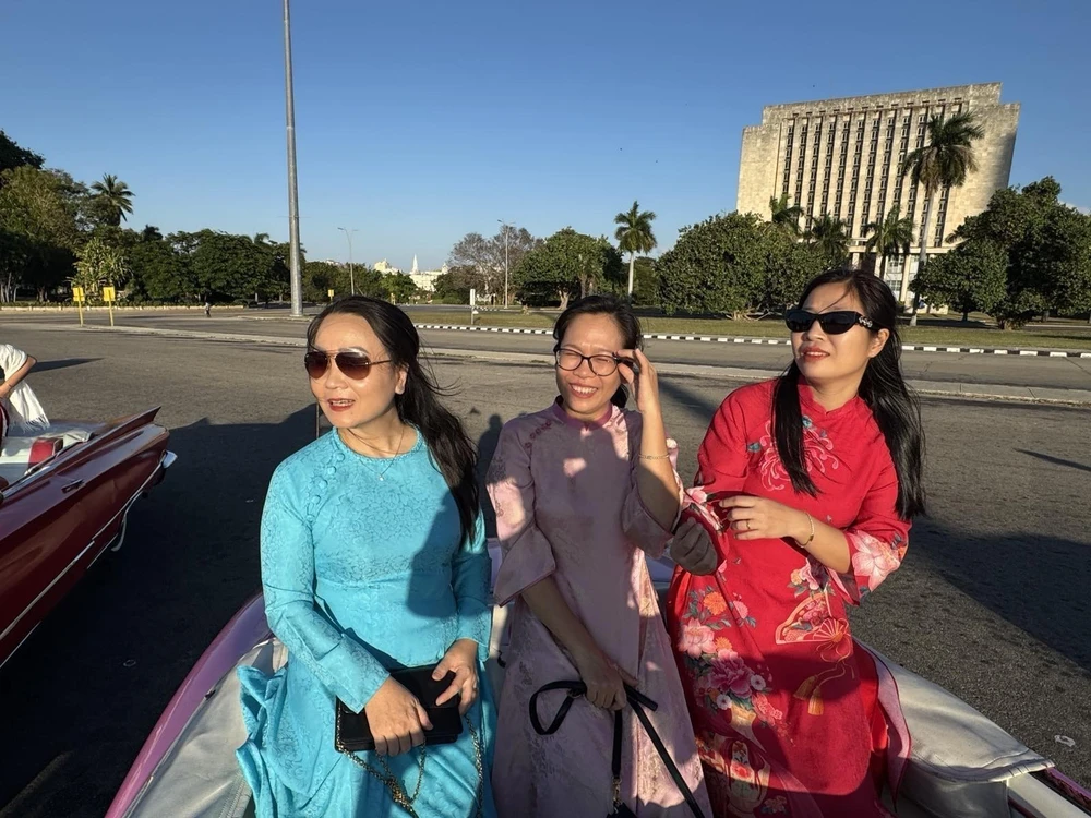 Áo dài Việt khoe sắc bên xe cổ ở La Habana đón Tết - Ảnh 6.