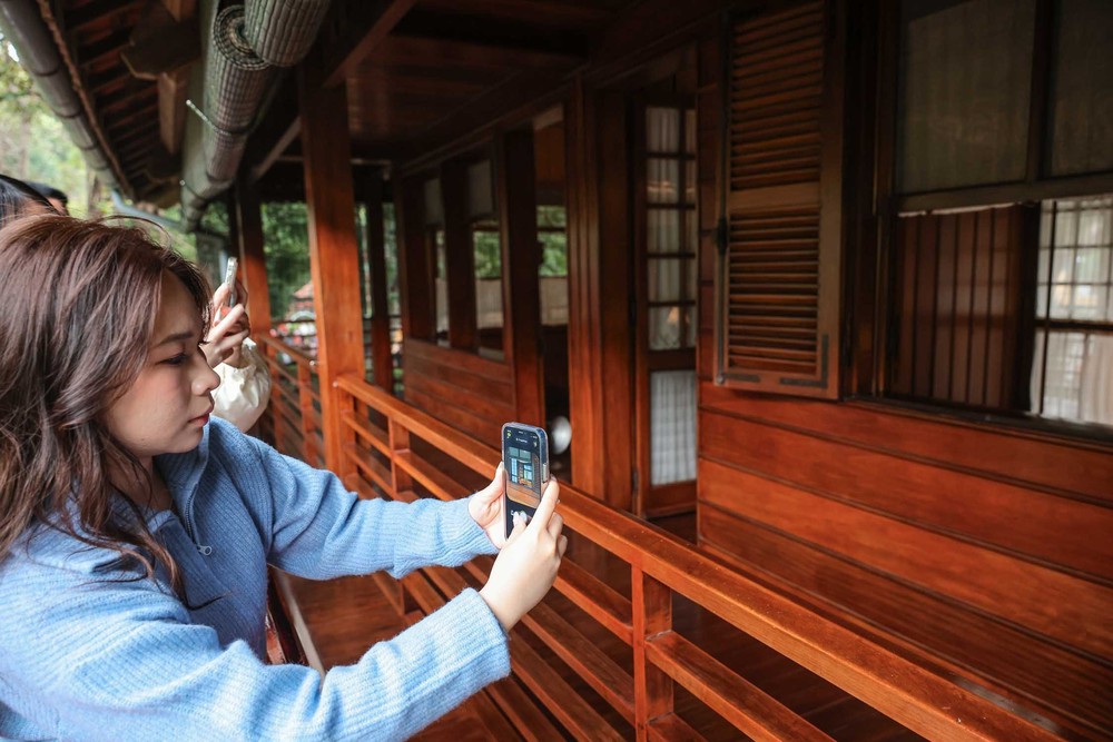 Hàng vạn người vào Lăng viếng Chủ tịch Hồ Chí Minh sáng mùng 3 Tết - Ảnh 5.