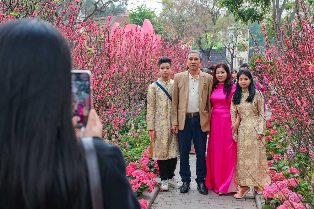 Người dân rộn ràng du Xuân bên hồ Hoàn Kiếm mùng 3 Tết - Ảnh 5.