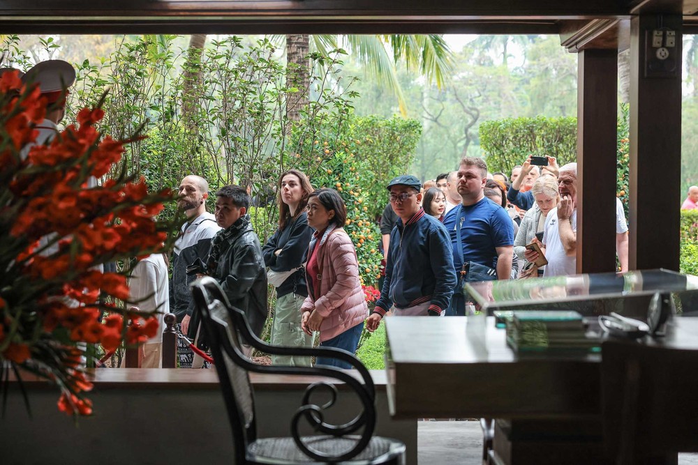 Hàng vạn người vào Lăng viếng Chủ tịch Hồ Chí Minh sáng mùng 3 Tết - Ảnh 4.