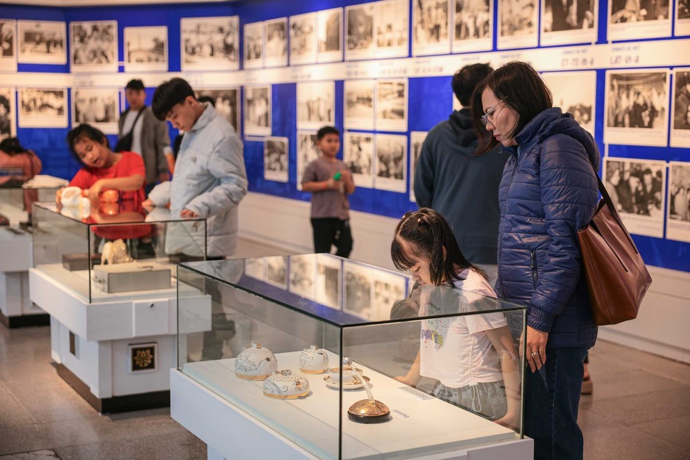 Hàng vạn người vào Lăng viếng Chủ tịch Hồ Chí Minh sáng mùng 3 Tết - Ảnh 3.